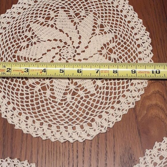 4 pc bundle vtg. Ecru Crocheted pinwheel design 9-10" doilies. - Picture 3 of 9